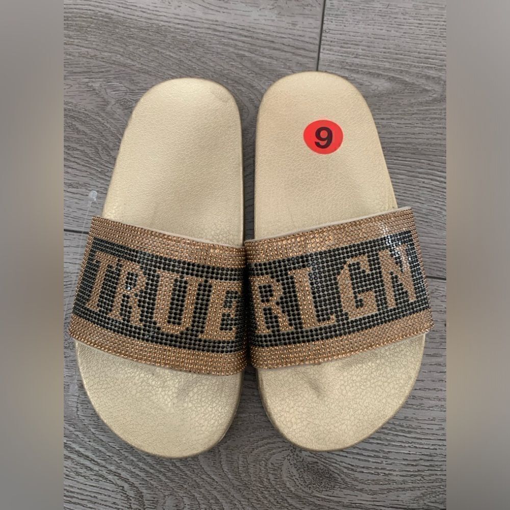 True religion woman’s sandals NWOT